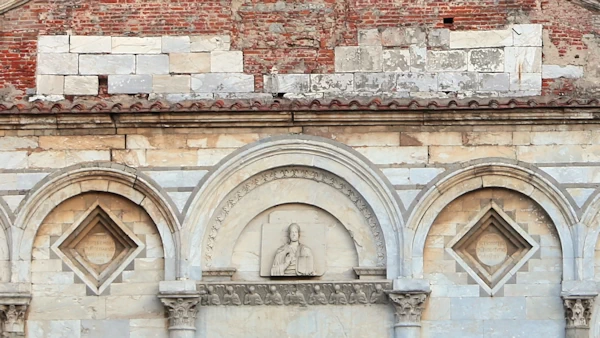Dettaglio del frontone di San Michele degli Scalzi